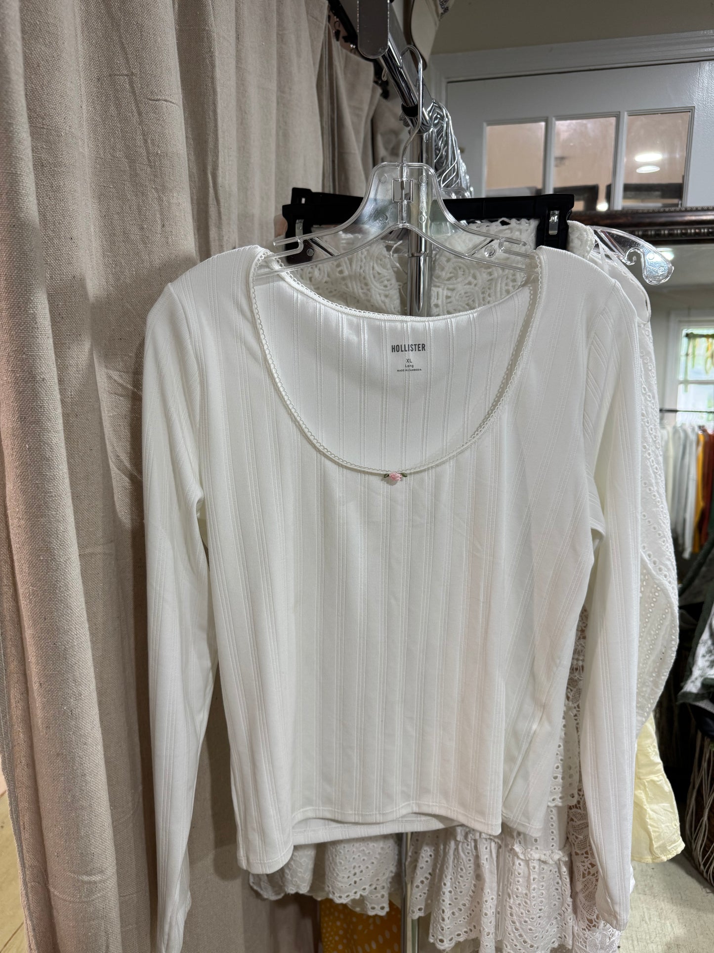 Hollister tee